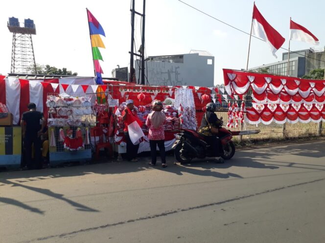 
Jelang HUT RI, Penjual Bendera Merah Putih Mulai Marak di Kota Tangerang