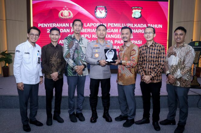 
KPU Kota Tangerang Serahkan Laporan dan Penghargaan ke Polres Metro Tangerang Kota