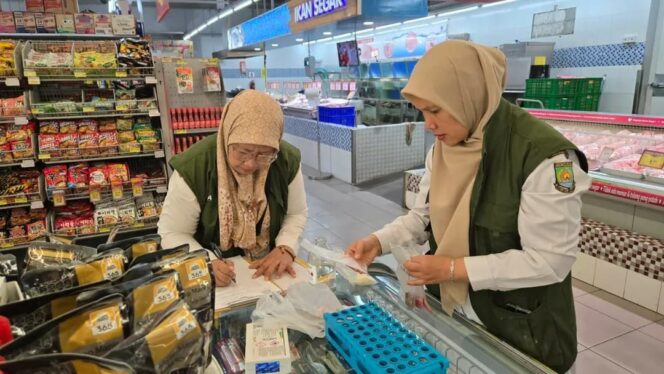 
Pastikan Mutu dan Layak Konsumsi, DKP Kota Tangerang Lakukan Pengawasan Pangan di Supermarket