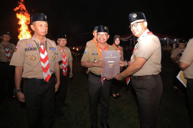 
Pengabdian Dibalas Prestasi, Sachrudin Terima Lencana Melati