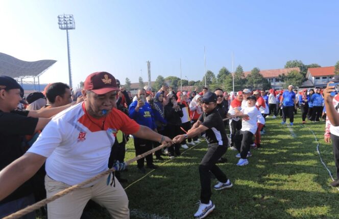 
Wali Kota Tangerang Turun Gunung Ikut Lomba 17-an, Stadion Benteng Reborn Pecah oleh Tawa dan Sorak Pegawai