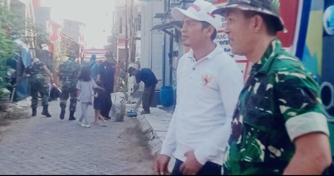 
					Wujudkan Sinergitas, Koramil 01/ Tangerang Kerja Bakti Bareng Warga
