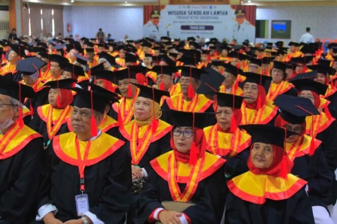 
					Kota Tangerang Bukukan Sejarah, 390 Lansia Diwisuda