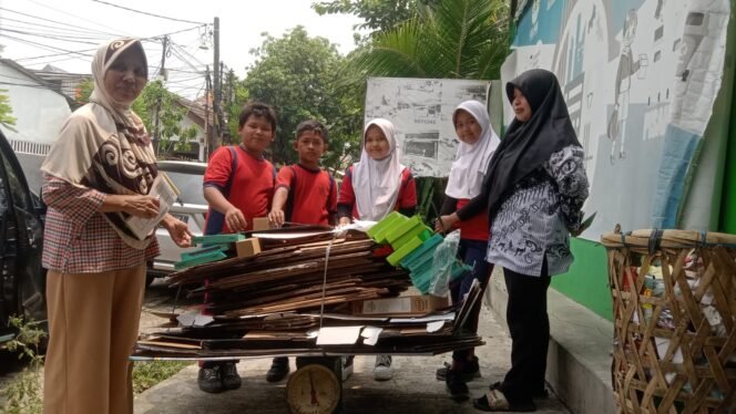 
					SDN 06 Cipondoh Ajak Siswa Belajar Pilah Sampah di Bank Sampah