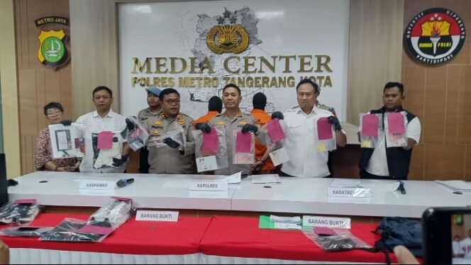 
					Gasak Rp4,5 Miliar, Dua WN Tiongkok Ditangkap di Bandara Soetta