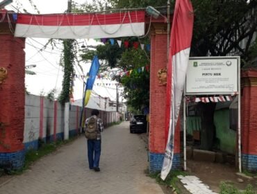 Pintu hek / gerbang yang berada di depan Jalan 