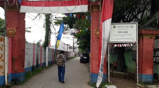 Pintu hek / gerbang yang berada di depan Jalan 