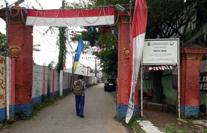 
					Pintu hek / gerbang yang berada di depan Jalan 