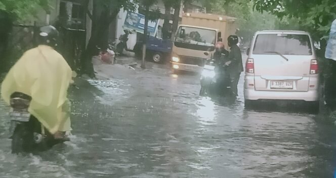 
					Saat hujan mendera, Jalan Gelora Raya Bak Rawa