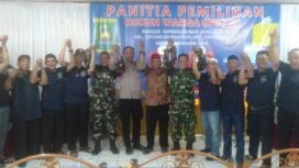 Eddy Sumarno / Egon, Ketua RW terpilih (tengah, berpeci merah)