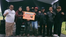 Herman Arief (tengah, bertopi merah)