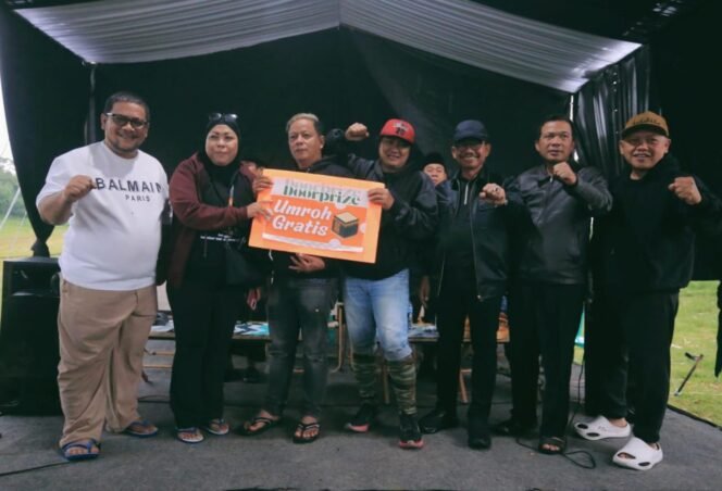 
					Herman Arief (tengah, bertopi merah)