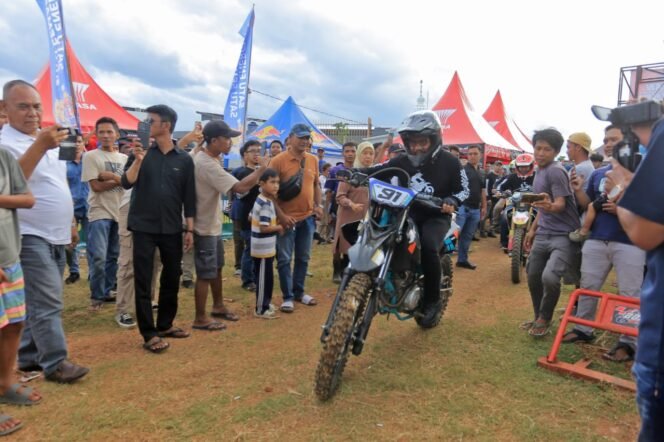 
					Walikota Tangerang, H.Sachrudin saat ikut Gas di lintasan 