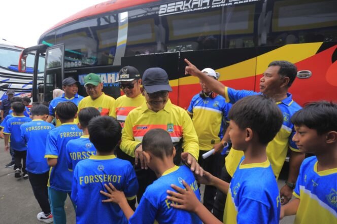 
					Walikota Tangerang, Sachrudin, melepas anak anak Forsskot KU-8 & 10 