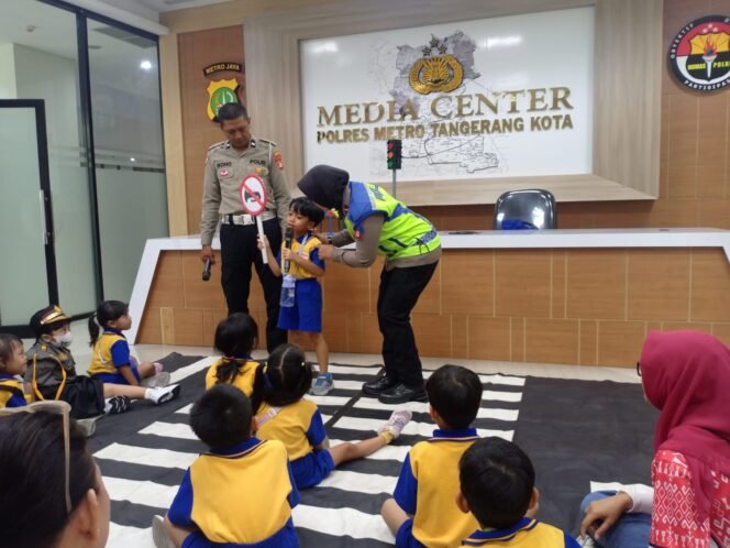 
					Polres Metro Tangerang Kota Kenalkan Aturan Lalu Lintas kepada Siswa Usia Dini
