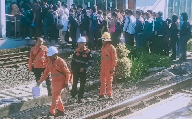 
					Petugas KAI Periksa Rel di Tengah Padatnya Penumpang