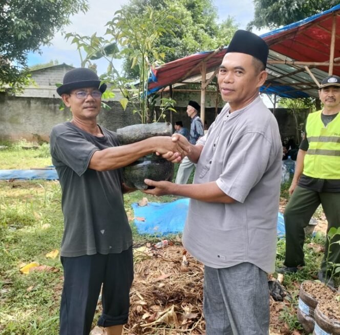 
					Jaga Ketahanan Pangan, JAI Kenanga Bagikan Pohon Cabai dan Jeruk Limo ke Warga