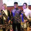 Ian Chavidz Rizqiullah (kiri) foto bersama Ketua KORPRI Nasional Zudan Arif Fakrulloh (tengah) dalam acara Gala Night HUT ke-54 KORPRI Nasional, di Auditiorium BMKG, Jakarta Timur. (foto: Diskominfo Kota Tangerang)