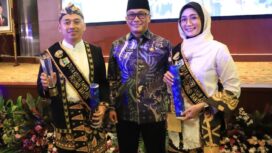 Ian Chavidz Rizqiullah (kiri) foto bersama Ketua KORPRI Nasional Zudan Arif Fakrulloh (tengah) dalam acara Gala Night HUT ke-54 KORPRI Nasional, di Auditiorium BMKG, Jakarta Timur. (foto: Diskominfo Kota Tangerang)