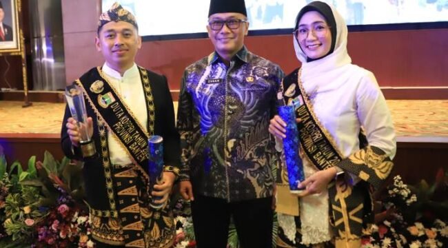 Ian Chavidz Rizqiullah (kiri) foto bersama Ketua KORPRI Nasional Zudan Arif Fakrulloh (tengah) dalam acara Gala Night HUT ke-54 KORPRI Nasional, di Auditiorium BMKG, Jakarta Timur. (foto: Diskominfo Kota Tangerang)