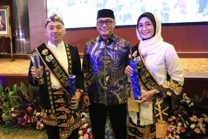 
					Ian Chavidz Rizqiullah (kiri) foto bersama Ketua KORPRI Nasional Zudan Arif Fakrulloh (tengah) dalam acara Gala Night HUT ke-54 KORPRI Nasional, di Auditiorium BMKG, Jakarta Timur. (foto: Diskominfo Kota Tangerang)