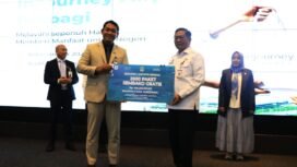 Sekda Kota Tangerang, Herman Suwarman (Kanan), menerima penyaluran  bantuan Sembako untuk Masyarakat dari pihak manajemen Bandara internasional Soekarno Hatta (BUMN) secara Simbolis 