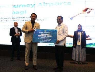 Sekda Kota Tangerang, Herman Suwarman (Kanan), menerima penyaluran  bantuan Sembako untuk Masyarakat dari pihak manajemen Bandara internasional Soekarno Hatta (BUMN) secara Simbolis 