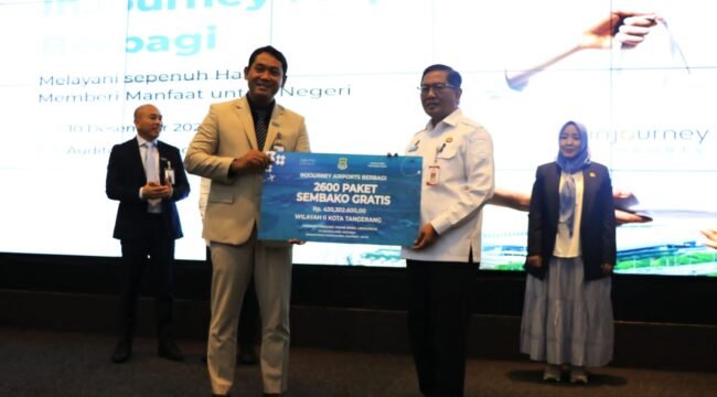 Sekda Kota Tangerang, Herman Suwarman (Kanan), menerima penyaluran  bantuan Sembako untuk Masyarakat dari pihak manajemen Bandara internasional Soekarno Hatta (BUMN) secara Simbolis 