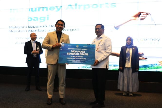 
					Sekda Kota Tangerang, Herman Suwarman (Kanan), menerima penyaluran  bantuan Sembako untuk Masyarakat dari pihak manajemen Bandara internasional Soekarno Hatta (BUMN) secara Simbolis 