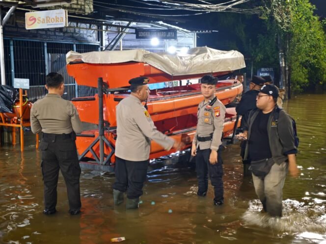 
					Banjir Melanda, Polres Metro Tangerang Dirikan Empat Posko dan Perketat Pengamanan