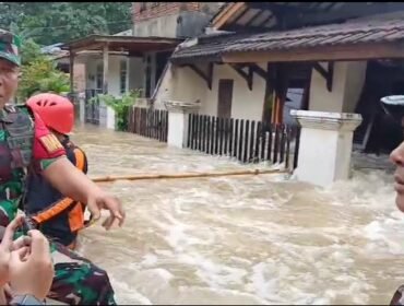 Komandan Rayon Militer 01 Tangerang, Mayor Infanteri Jeffry Sipayung, memantau banjir di Pinang Griya, Pinang Kota Tangerang 