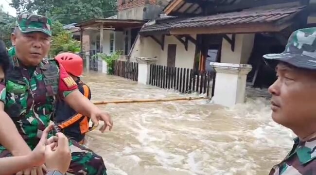 Komandan Rayon Militer 01 Tangerang, Mayor Infanteri Jeffry Sipayung, memantau banjir di Pinang Griya, Pinang Kota Tangerang 