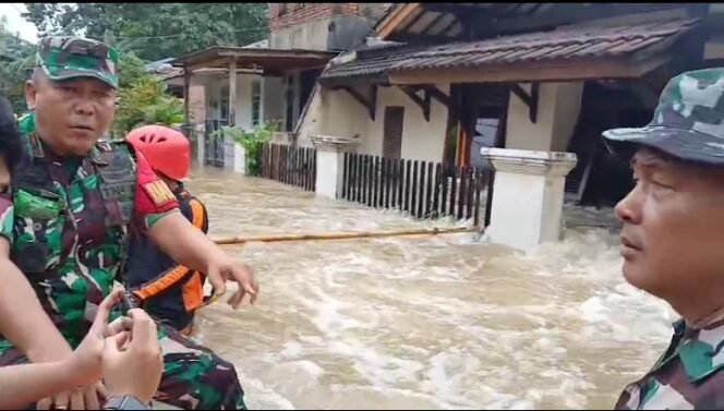 
					Komandan Rayon Militer 01 Tangerang, Mayor Infanteri Jeffry Sipayung, memantau banjir di Pinang Griya, Pinang Kota Tangerang 
