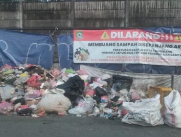 Spanduk larangan membuang sampah menjadi tempat pembuangan sampah 