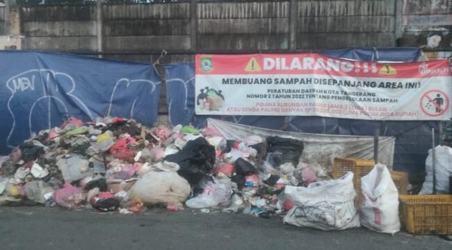 Spanduk larangan membuang sampah menjadi tempat pembuangan sampah 