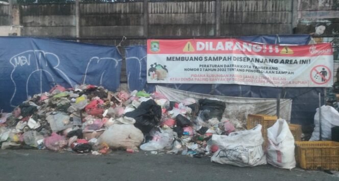 
					Spanduk larangan membuang sampah menjadi tempat pembuangan sampah 