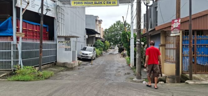 
					Lingkungan RW 06 Cipondoh Indah yang dulu kerap menjadi langganan banjir saat hujan mendera, kini terlihat sedikit ada perubahan (Air bisa surut seketika)