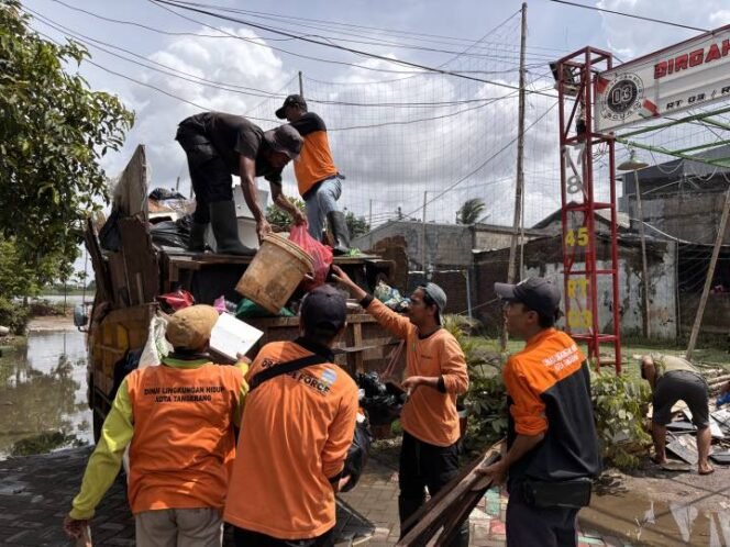 
					Pascabanjir Tangerang, DLH Kerahkan Armada dan Ratusan Petugas Kebersihan
