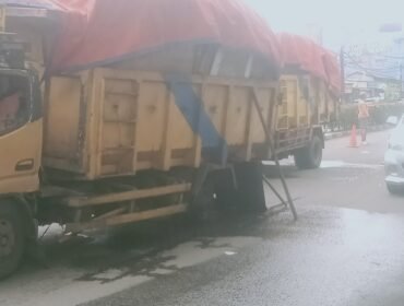 Akibatkan Kemacetan, Truck Armada Pengangkut Sampah terhenti ditengah Jalan gegara pecah ban