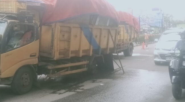 Akibatkan Kemacetan, Truck Armada Pengangkut Sampah terhenti ditengah Jalan gegara pecah ban