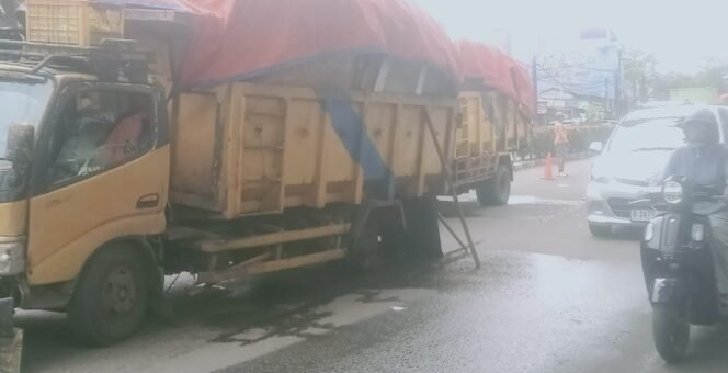 
					Akibatkan Kemacetan, Truck Armada Pengangkut Sampah terhenti ditengah Jalan gegara pecah ban