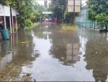 Air menggenangi lingkungan Kantor Kelurahan Cipondoh Makmur disetiap hujan mengguyur 