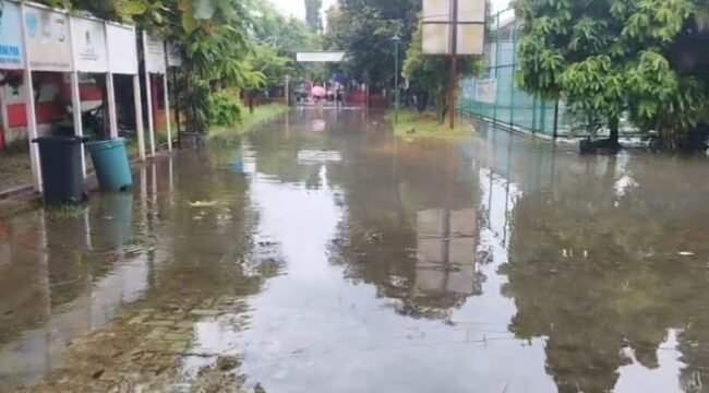 Air menggenangi lingkungan Kantor Kelurahan Cipondoh Makmur disetiap hujan mengguyur 