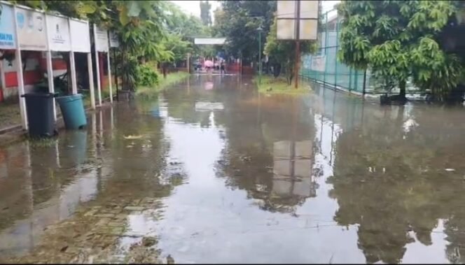
					Air menggenangi lingkungan Kantor Kelurahan Cipondoh Makmur disetiap hujan mengguyur 