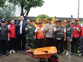 Walikota Jakarta Barat, Iin Mutmainah Gelar Aksi Kerja Bakti Massal Di Daerah Cengkareng, Jakarta Barat.