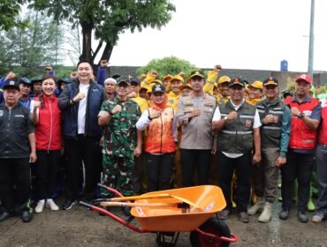 Walikota Jakarta Barat, Iin Mutmainah Gelar Aksi Kerja Bakti Massal Di Daerah Cengkareng, Jakarta Barat.