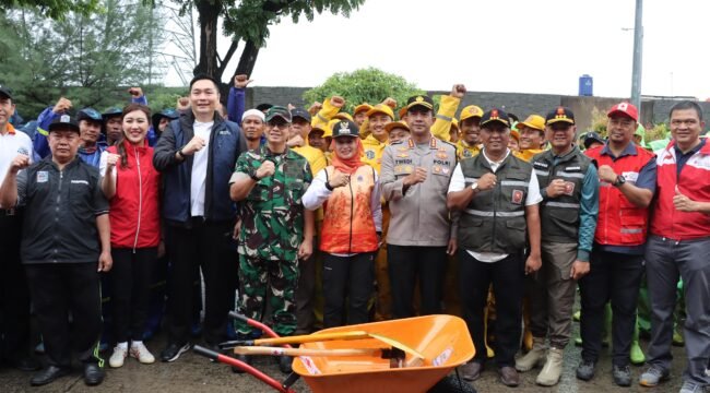 Walikota Jakarta Barat, Iin Mutmainah Gelar Aksi Kerja Bakti Massal Di Daerah Cengkareng, Jakarta Barat.