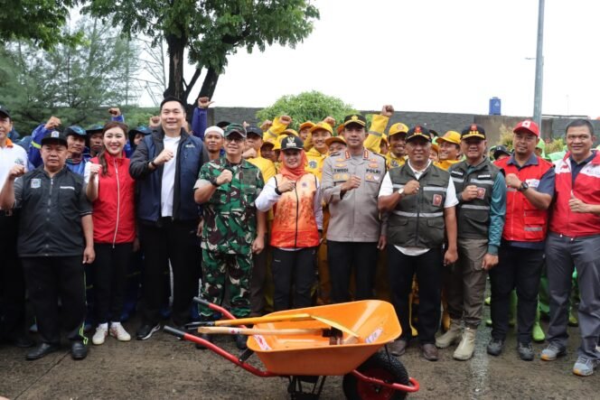 
					Walikota Jakarta Barat, Iin Mutmainah Gelar Aksi Kerja Bakti Massal Di Daerah Cengkareng, Jakarta Barat.