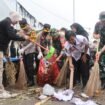 Bersama Warga, Aparat Gabungan (TNI dan Polri) Bahu Membahu Bersihkan Sampah di Lingkungan Pasar Babakan, Kota Tangerang 