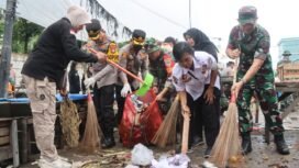 Bersama Warga, Aparat Gabungan (TNI dan Polri) Bahu Membahu Bersihkan Sampah di Lingkungan Pasar Babakan, Kota Tangerang 